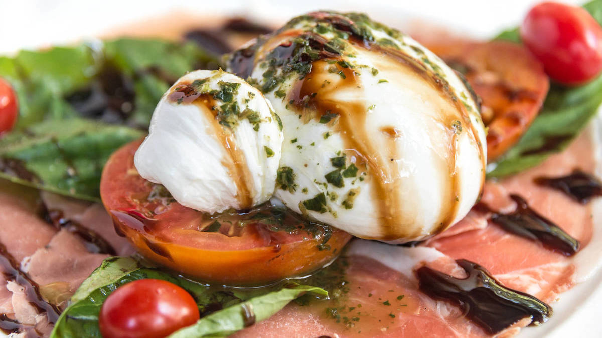 Saquito de burrata adornado con hoja de albahaca